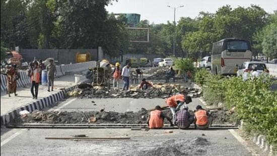 he traffic police suggested that if the divider is removed or shortened by at least 50 metres, the road will become wider giving more space for traffic taking a left from JB Tito Marg to Outer Ring Road towards Nehru Place. (Representational image/HT Archive)
