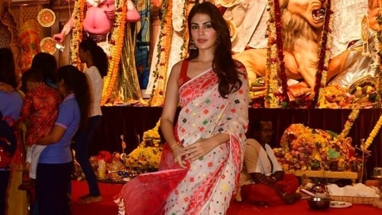 Rhea Chakraborty also faulted a Bengali weave at the pandal.