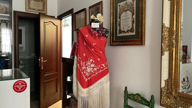 “Draped over the shoulders or wrapped around the body, it enhances a woman’s figure and transforms her movements.” (Veidehi Gite) “Draped over the shoulders or wrapped around the body, it enhances a woman’s figure and transforms her movements.” (Veidehi Gite)