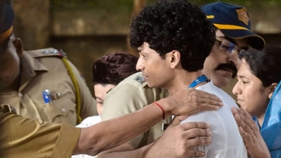 Ratan Tata passed away, leaving Shantanu Naidu heartbroken. Mumbai policemen embraced him in a warm hug during the emotional funeral procession. (LinkedIn/Shantanu Naidu)