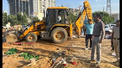 A team of the Gurugram Metropolitan Development Authority (GMDA) enforcement wing carrying out demolition on SPR Banjara Market near Vatika Chowk in Gurugram on Thursday. (PARVEEN KUMAR) A team of the Gurugram Metropolitan Development Authority (GMDA) enforcement wing carrying out demolition on SPR Banjara Market near Vatika Chowk in Gurugram on Thursday. (PARVEEN KUMAR)