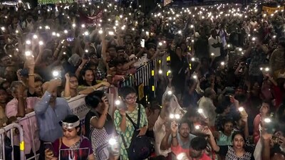 People come to support junior doctors sitting on a hunger strike demanding justice for the RG Kar rape-murder case, in Kolkata on Friday. (ANI Photo) (ANI) People come to support junior doctors sitting on a hunger strike demanding justice for the RG Kar rape-murder case, in Kolkata on Friday. (ANI Photo) (ANI)