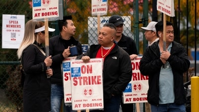 Boeing factory workers and supporters gather on a picket line near the entrance to a Boeing production facility in Renton, Washington, U.S. October 11, 2024. REUTERS/David Ryder (REUTERS)