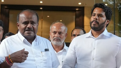 Union minister for steel and heavy industries HD Kumaraswamy with his son Nikhil Kumaraswamy. (PTI)