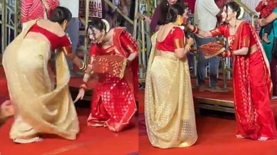 Sheryl Chopra tried to touch Rani Mukerji's feet at sindoor khela. Sheryl Chopra tried to touch Rani Mukerji's feet at sindoor khela.