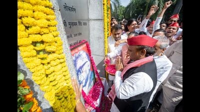 Samajwadi Party president Akhilesh Yadav paying homage to socialist icon Ram Manohar Lohia on his 57th death anniversary in Lucknow on Saturday. (HT Photo) Samajwadi Party president Akhilesh Yadav paying homage to socialist icon Ram Manohar Lohia on his 57th death anniversary in Lucknow on Saturday. (HT Photo)