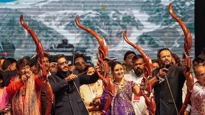 Actors Ajay Devgn and Kareena Kapoor, director Rohit Shetty along with Manoj Tiwari holding bows and arrows. The actors are awaiting the release of Singham Again. (PTI) Actors Ajay Devgn and Kareena Kapoor, director Rohit Shetty along with Manoj Tiwari holding bows and arrows. The actors are awaiting the release of Singham Again. (PTI)