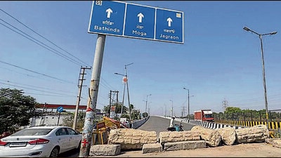 Southern Bypass road remains closed as it awaits repair in Ludhiana on Saturday. (Gurpreet Singh/Hindustan Times) Southern Bypass road remains closed as it awaits repair in Ludhiana on Saturday. (Gurpreet Singh/Hindustan Times)
