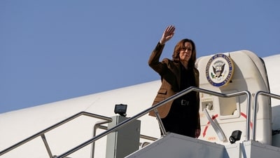 Democratic presidential nominee U.S. Vice President Kamala Harris waves as she departs for Washington at Phoenix Sky Harbor International Airport in Phoenix, Arizona, U.S. October 11, 2024. (REUTERS)