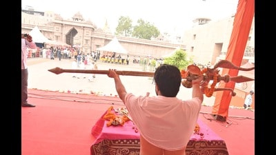 Weapons were worshipped at the KV temple in Varanasi on Saturday (HT Photo)