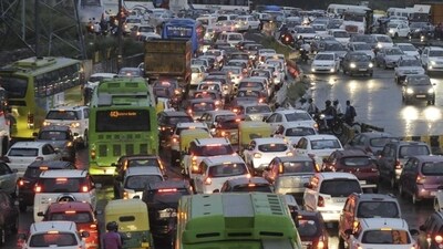 Traffic move slow on Delhi-Noida-Direct (DND) Flyway. (Sunil Ghosh/HT Photo) Traffic move slow on Delhi-Noida-Direct (DND) Flyway. (Sunil Ghosh/HT Photo)