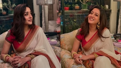 Raima Sen wearing the traditional Bengali laal par saree. Raima Sen wearing the traditional Bengali laal par saree.