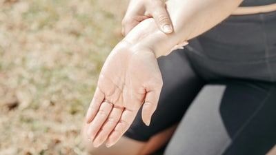 Women may experience early signs of arthritis such as joint pain, stiffness, and swelling, (Pexels) Women may experience early signs of arthritis such as joint pain, stiffness, and swelling, (Pexels)