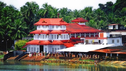The Parassini temple is situated on the banks of the Valapattanam river, which flows from the Western Ghats. The Parassini temple is situated on the banks of the Valapattanam river, which flows from the Western Ghats.
