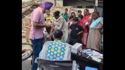 A vaccination driveat Awa Basti in Feozepur. (HT Photo) A vaccination driveat Awa Basti in Feozepur. (HT Photo)