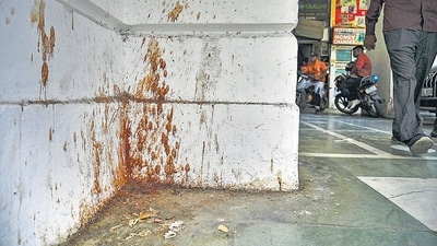 Ahead of the 10-year celebration of the Swachh Bharat Mission (SBM) on October 2, NDMC whitewashed CP’s red-splattered pillars and corners, only for many of them to turn crimson again in just a few days. (RAJ K RAJ /HT PHOTO) Ahead of the 10-year celebration of the Swachh Bharat Mission (SBM) on October 2, NDMC whitewashed CP’s red-splattered pillars and corners, only for many of them to turn crimson again in just a few days. (RAJ K RAJ /HT PHOTO)