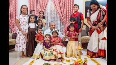 CM Pinarayi Vijayan initiates children into the world of knowledge during ‘Vidyarambham’. (HT Photo) CM Pinarayi Vijayan initiates children into the world of knowledge during ‘Vidyarambham’. (HT Photo)