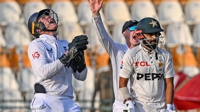 England's wicketkeeper Jamie Smith (L) takes a catch to dismiss Pakistan's Saud Shakeel (R). (AFP) England's wicketkeeper Jamie Smith (L) takes a catch to dismiss Pakistan's Saud Shakeel (R). (AFP)