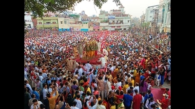 Devotees gathered at Naati Imali Ground to witness the festival (Rajesh Kumar/HT) Devotees gathered at Naati Imali Ground to witness the festival (Rajesh Kumar/HT)