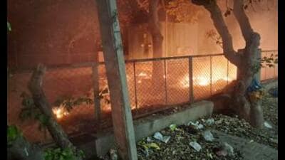 Garbage burning observed within close proximity of green belts at Sector 12 near Vivekananda Aarogay Kendra in Gurugram earlier in the year. (HT Photo) Garbage burning observed within close proximity of green belts at Sector 12 near Vivekananda Aarogay Kendra in Gurugram earlier in the year. (HT Photo)