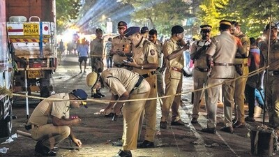 Mumbai Police personnel at the scene in Nirmal Nagar where Baba Siddique was shot and later succumbed to his injuries. (Photo by Satish Bate/ Hindustan Times) (Hindustan Times) (HT_PRINT) Mumbai Police personnel at the scene in Nirmal Nagar where Baba Siddique was shot and later succumbed to his injuries. (Photo by Satish Bate/ Hindustan Times) (Hindustan Times) (HT_PRINT)