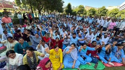 PGI attendants protesting outside the PGI director’s office last week. (Ravi Kumar/HT)