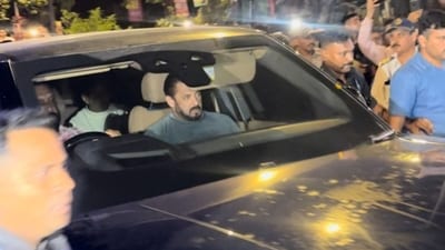Salman Khan arriving at the Lilavati Hospital on Saturday