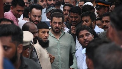 Salman Khan was surrounded by security as he visited Baba Siddique's residence. Salman Khan was surrounded by security as he visited Baba Siddique's residence.