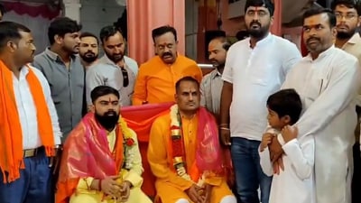 Parshuram Waghmore and Manohar Yadve being felicitated by Hindutva activists in Karnataka's Vijayapura. (@vijaythottathil (X)) Parshuram Waghmore and Manohar Yadve being felicitated by Hindutva activists in Karnataka's Vijayapura. (@vijaythottathil (X))