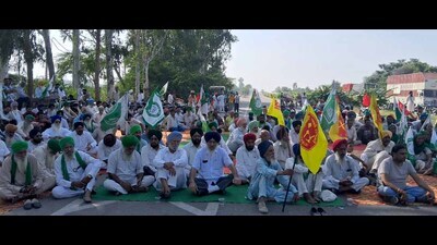 The farmers had announced a statewide three-hour (12pm to 3 pm) strike for the day, supported by rice millers and commission agents (arhtiyas). They were protesting in Ludhiana against alleged delays in crop procurement and the lifting of paddy. (HT Photo) The farmers had announced a statewide three-hour (12pm to 3 pm) strike for the day, supported by rice millers and commission agents (arhtiyas). They were protesting in Ludhiana against alleged delays in crop procurement and the lifting of paddy. (HT Photo)