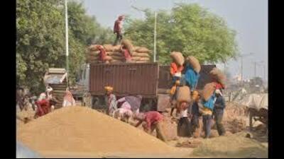 The farmers in Punjab on Sunday held state-wide protests against the government alleging tardy in procuring paddy. (HT File)