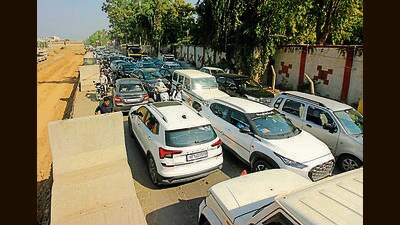Traffic jam at K Area, Zirakur, due to farmers’ protest on Sunday. The blockades in Mohali and Zirakpur lasted from noon to 3 pm. (Keshav Singh/HT) Traffic jam at K Area, Zirakur, due to farmers’ protest on Sunday. The blockades in Mohali and Zirakpur lasted from noon to 3 pm. (Keshav Singh/HT)
