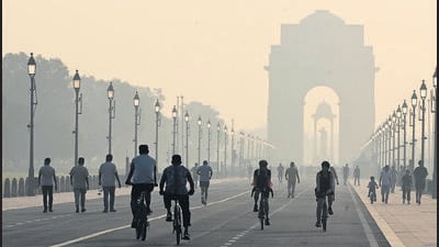 walkers and cyclists on Kartavya Path on a hazy Sunday morning. (Arvind Yadav/HT PHOTO) walkers and cyclists on Kartavya Path on a hazy Sunday morning. (Arvind Yadav/HT PHOTO)