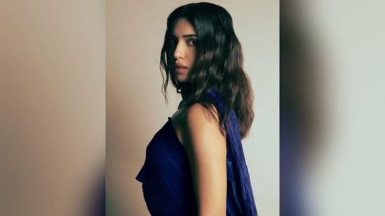 Assisted by hair stylist Sanky Evrus, Bhumi styled her luscious tresses into soft curls and left them open in the middle partition. The little black bindi on her forehead added the perfect finishing touches.&nbsp;(Instagram/@bhumipednekar)