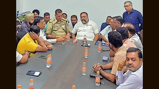 BJP leaders holding a meeting with police officials after ‘attack’ on party’s state vice-president Jatinder Mittal in Ludhiana on Sunday. (HT Photo)