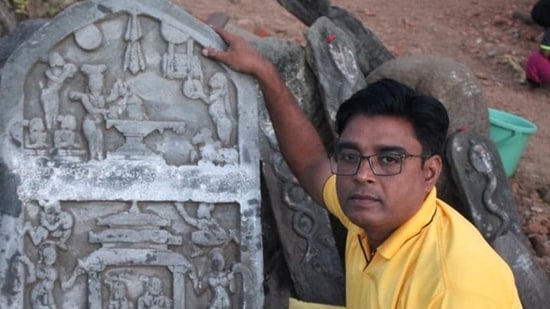 K Ravi Kumar with the inscription (HT photo)