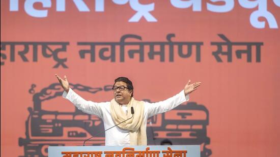 MNS President Raj Thackeray interacting with party members at Maharashtra Navnirman Sena state level office bearers meeting at Nesco, Goregaon on Sunday. (Satish Bate/ HT PHOTO)