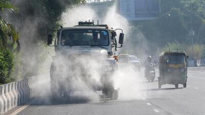 An EDMC truck sprinkles water on the road to curb pollution in morning near Laxmi Nagar. (Raj K Raj/HT Photo) An EDMC truck sprinkles water on the road to curb pollution in morning near Laxmi Nagar. (Raj K Raj/HT Photo)
