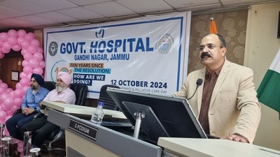 Dr Abdhul Hamid Zargar, medical superintendent Government Gandhi Nagar Hospital in Jammu was the chief guest and Dr Harbaksh Singh, Jammu chief medical officer was the guest of honour (HT Photo)