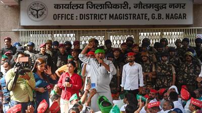 Farmers staging a protest at Greater Noida collectorate in Surajpur, Greater Noida on Monday. (Sunil Ghosh/HT Photo)