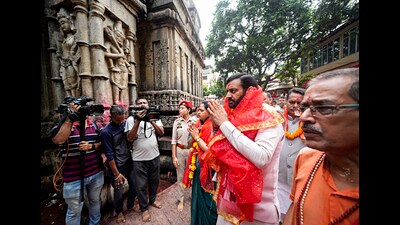 Haryana chief minister Nayab Singh Saini along with his wife Suman Saini offers prayers at Kamakhya Temple in Guwahati on Monday. (ANI) Haryana chief minister Nayab Singh Saini along with his wife Suman Saini offers prayers at Kamakhya Temple in Guwahati on Monday. (ANI)