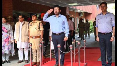 Local bodies minister Ravjot Singh takes guard of honour at Circuit House, Ludhiana, on Monday. (HT photo)