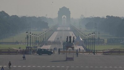On Monday, the average air quality index (AQI) stood at 234 (poor) at 4 pm on Monday – a deterioration from Sunday’s 4 pm reading of 224 (poor), according to Central Pollution Control Board (CPCB) data. (Raj K Raj/HT Photo)