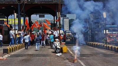 Shiv Sena (Eknath Shinde camp ) party workers are seen celebrating at the Mulund Mumbai toll Naka as the Maharashtra government has announced in the cabinet to waive the toll for light vehicles at all entry points of Mumbai from 12am tonight, in Mumbai, on Monday. (HT Photo)
