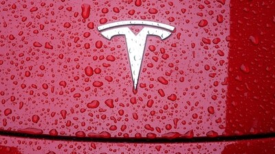 A Tesla crash near Niort, France, resulted in four deaths; police are investigating the circumstances after the vehicle struck a road sign.