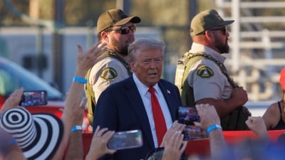 Riverside Country Sheriffs stand guard as Republican presidential nominee and former U.S. President Donald Trump arrives at his rally in Coachella, California, U.S., October 12, 2024.  REUTERS/Mike Blake (REUTERS)