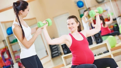 Think you can't lift weights while pregnant? Here’s why you are wrong (Photo by Parents)