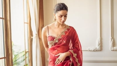 Alia Bhatt looks dazzling in the sindoori red saree. Alia Bhatt looks dazzling in the sindoori red saree.
