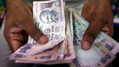 The government is likely to announce a 3% DA hike for central employees ahead of Diwali, raising the current rate to 53%. This would impact over a crore employees and pensioners, providing them with arrears for previous months. The government is likely to announce a 3% DA hike for central employees ahead of Diwali, raising the current rate to 53%. This would impact over a crore employees and pensioners, providing them with arrears for previous months.