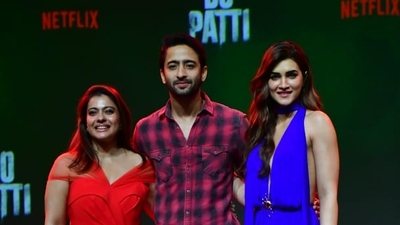 Kajol, Shaheer Shaikh and Kriti Sanon are all smiles as they pose together at the trailer launch of Do Patti.&nbsp; 